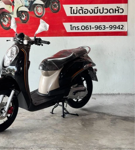 สกู๊ตเตอร์ Honda Scoopy มือสอง สีดำครีม จอดหน้าร้านธนาสินเงินไว