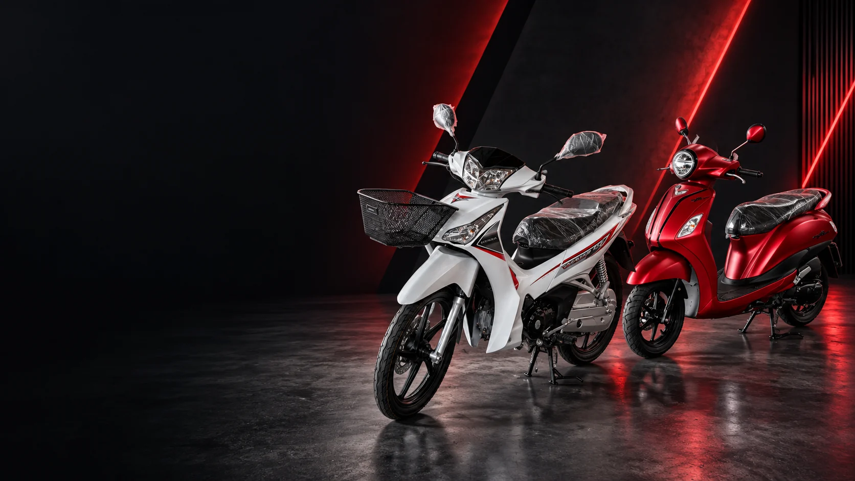 มอเตอร์ไซค์มือสอง Honda Wave สีขาวแดง และ Honda Scoopy สีแดง จอดในสตูดิโอโทนดำแดง